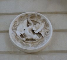 Un dels medallons dissenyats per Gaudí.