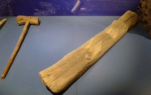 Eines: picatoll (esquerra) i escala de toll.