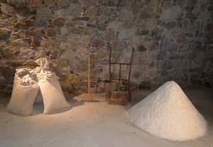 Detall de la museïtzació amb sacs i piles de sal.