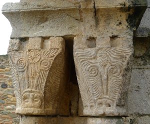 Capitells amb  motius geomètrics.