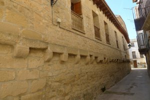 Façana lateral del molí d'oli medieval.