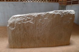 Fragment d'una estela. Es pot veure perfectament el punt de fractura.