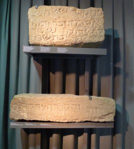 Làpides de dues tombes exposades al Muhba El Call.