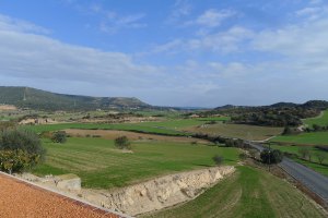 Paisatge des de la coberta de l?espai Transmissor. A la dreta el punt on es va fer la troballa.