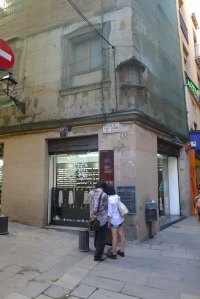 Una parella mira un dels plafons que senyalitzen l'itinerari del Call.