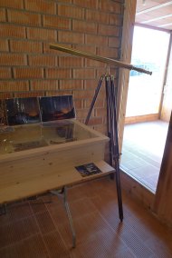 Un telescopi a la sala polivalent recorda la denominació de Destí Starlight.
