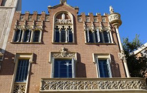 Casa Rull. Part de la façana principal.