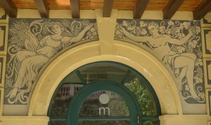 Detall dels esgrafiats a la porta del restaurant de la Font del Gat.