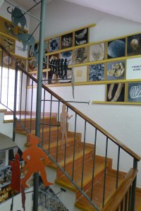 Escala del Museu amb imatges que ajuden a fer el viatge retrospectiu.