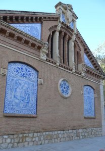 Escoles Prat de la Riba. Façana lateral.