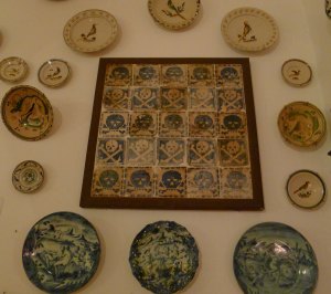 Plats de ceràmica i rajoles amb calaveres.