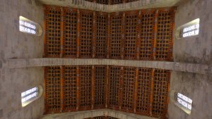 Teginat policrom del sostre de l'església.