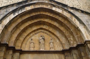 Timpà de la façana de l'església.