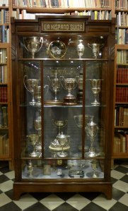 Vitrina amb trofeus de la Hispano-Suissa.