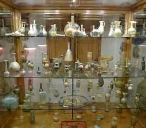 Vitrina amb objectes de vidre.