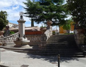 Font a un lateral de la plaça Major.