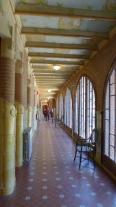 El passadís del primer pis. A la dreta es poden veure els vitralls de les finestres.