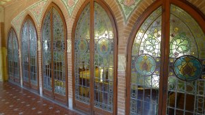 Vitralls de la galeria de la sala d'estar al passadís del primer pis.