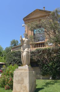 Figura femenina d'Àngel Tarrach, a l'exterior dels jardins.