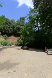 Zona estada davant la casa del guarda.