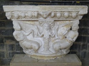 Rèplica d'un capitell de Sant Pere Galligants a Can Marcó.