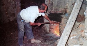 Terrissaire enfornant. Can Mestres. Foto: Museu de la Terrissa.
