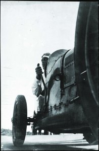 gabriel-casas-morawitz-a-linterior-dun-automc3b2bil-bugatti-2n-premi-sitges-dautomobilisme-arxiu-nacional-de-catalunya.