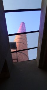 Xemeneia de la bòbila des de l'interior del Museu.