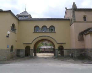 Arc d'accés al pavello Marina i l'església.