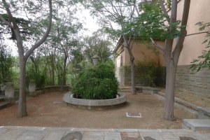 Font ornamental al costat de l'església.
