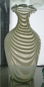 Gerro decorat amb vidre blanc opac.