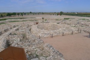 Part de l'interior del recinte amb el pou central.