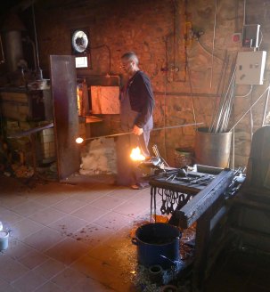 El mestre vidirer Paco Ramos durant una demostració en viu.