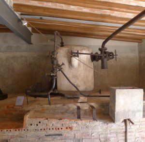 Acumulador de vapor situat sobre la caldera.