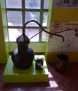 Alambí i pot amb mostra de brisa a l'exposició permanent.