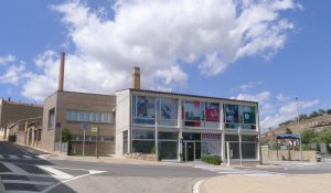 Exterior de la fassina i l'oficina de turisme.