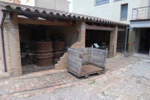 Zona de magatzem amb la vagoneta que servia per moure coses pesants.