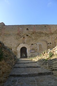 Porta i escala d'accés a la col·legiata.