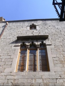 Finestral gòtic a la façana principal.