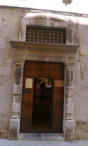 Porta renaixentista a la façana principal.