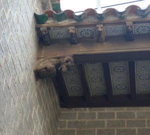 Detall del cobert que aixopluga l'escala d'accés al primer pis.