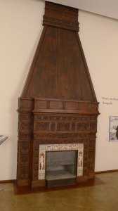 Llar de foc recoberta de fusta i rajoles a la sala d'estar.