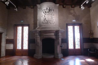 Llard de foc de pedra picada al menjador principal.