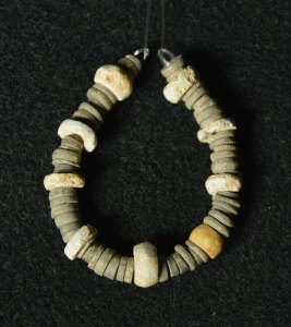 Collaret de denes de variscita i esteatita.