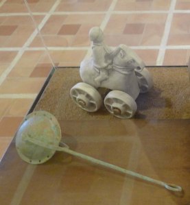 Sonall i cavallet amb cavaller amb rodes per arrossegar. Reproduccions.