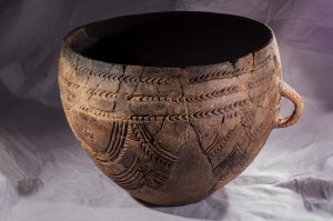 Vas amb decoració incisa i impresa.