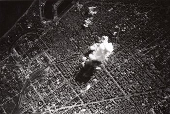 8.Autor desconegut - Bombardeig de Barcelona per l'aviació italiana el 17 de març de 1938 a les 14.15h, 1938. CRAI Biblioteca del Pavelló de la República, Barcelona.