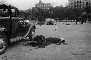 7.Agustí Centelles - Morts a la Plaça Catalunya, 19 de juliol de 1936. ©MECD. Archivo Fotográfico Agustí Centelles.