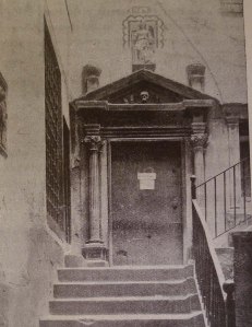 La porta de l'estudi al seu lloc original.