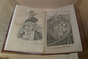 Exemplar de El Tiburón en una vitrina de l'exposició.